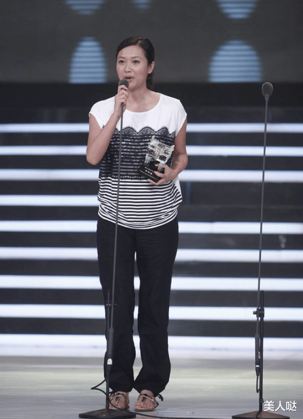 徐静蕾自信过头了!穿家居服踩人字拖登台领奖,油光满面活脱脱一中年大妈