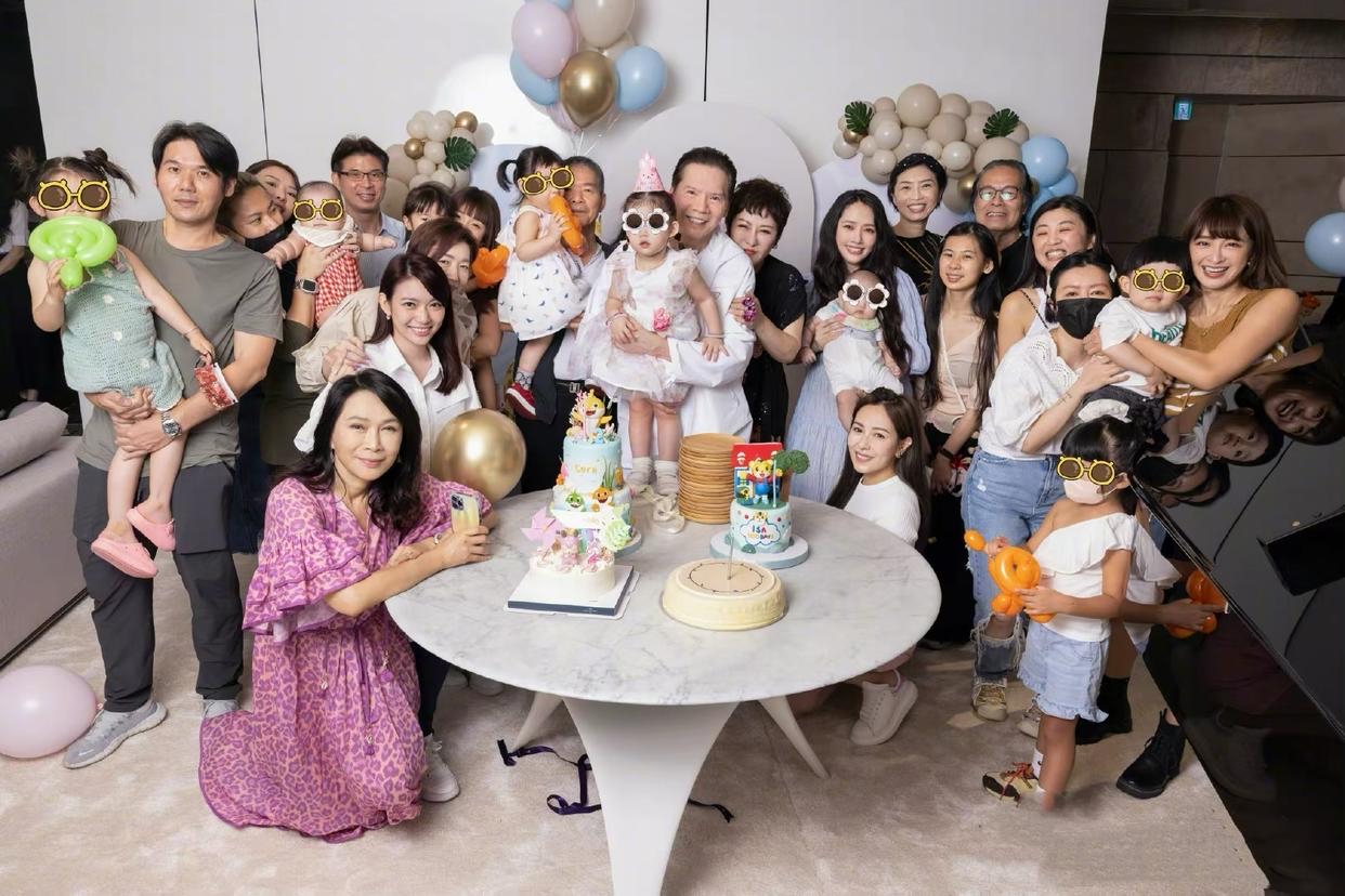 向华强带孙女探班向太，抱娃姿势老练超宠溺，3岁小奶皇留短发好可爱