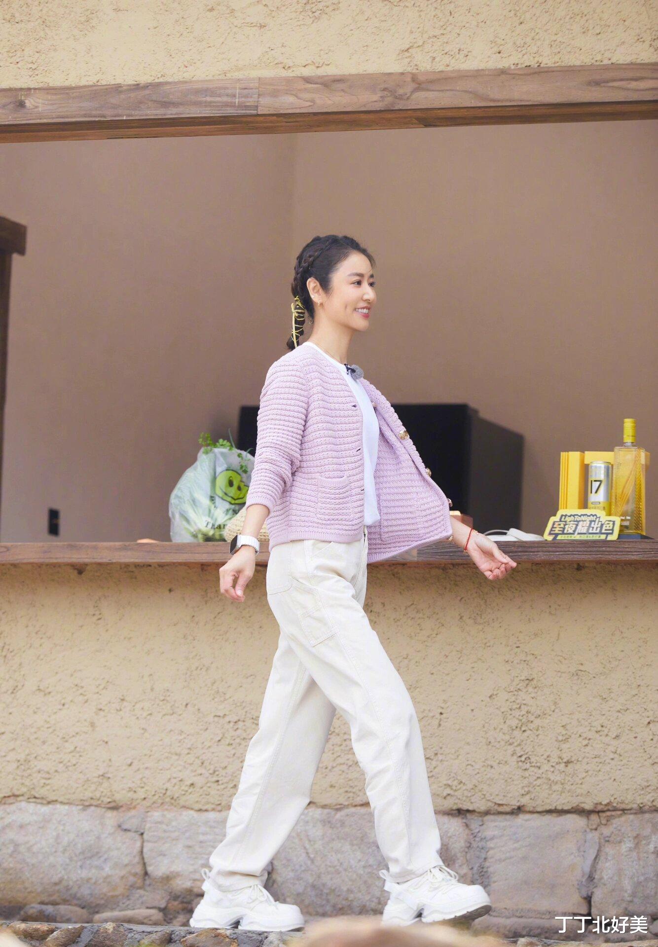 47岁林心如又带火了一种新穿法：“卫衣+纸袋裤”，既时髦又减龄