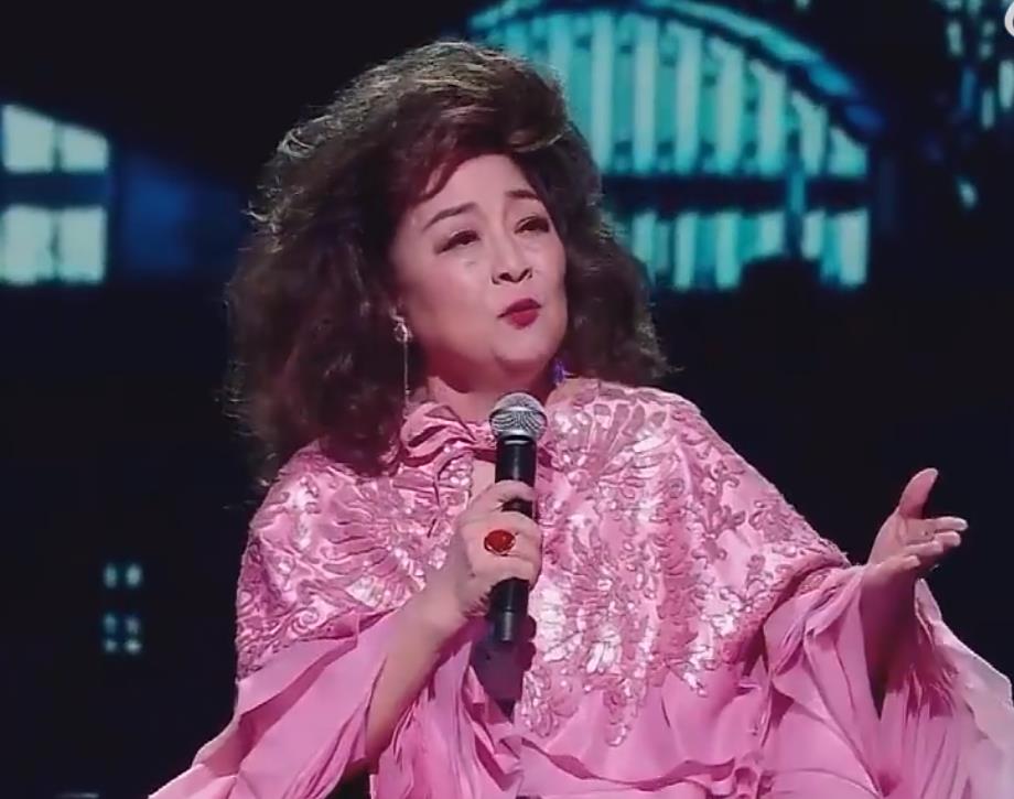 74岁徐小凤被质疑假唱,开口第一句就露馅,真爱粉实锤放的是录音!
