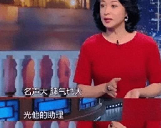 助理徒手接“口水”，工作人员帮扇风，内娱的畸形你根本想象不到