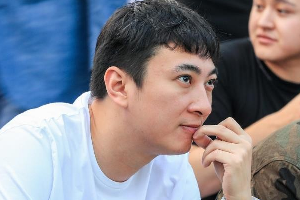 阿Sa|王思聪35岁骨瘦如柴,2个小美女陪同购物,旁边保镖无数