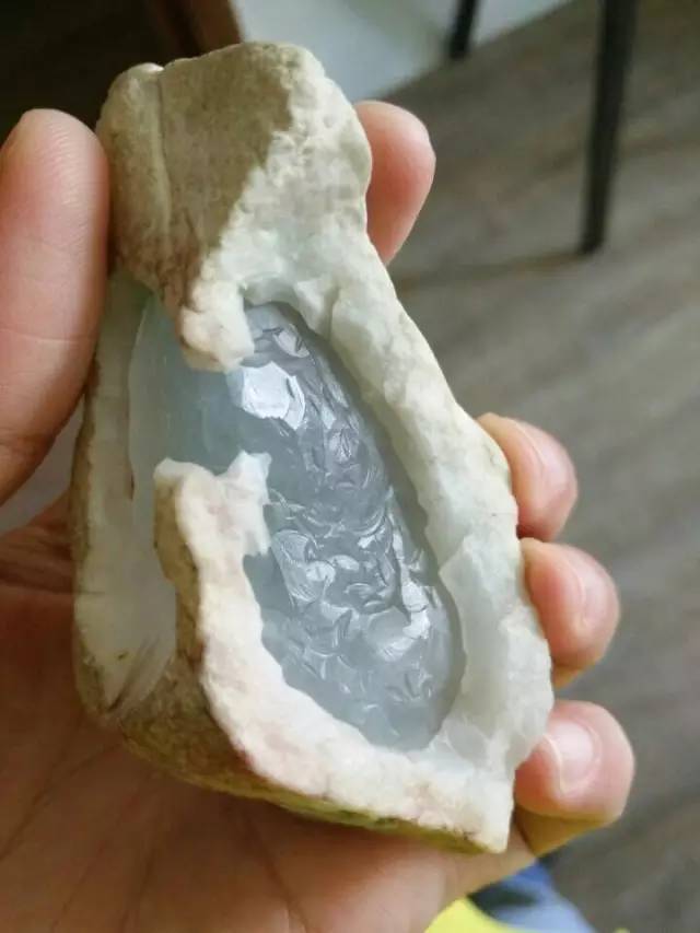欣赏刚切开的翡翠毛料