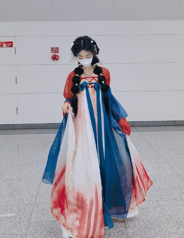 发型 被中国地铁里的“美人”惊艳了，穿汉服好养眼，气质更是高级