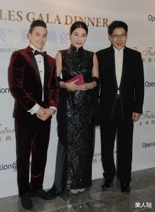 郭晶晶和婆婆朱玲玲隔空撞衫,一个当家主母一个大家闺秀,气质差距一目了然