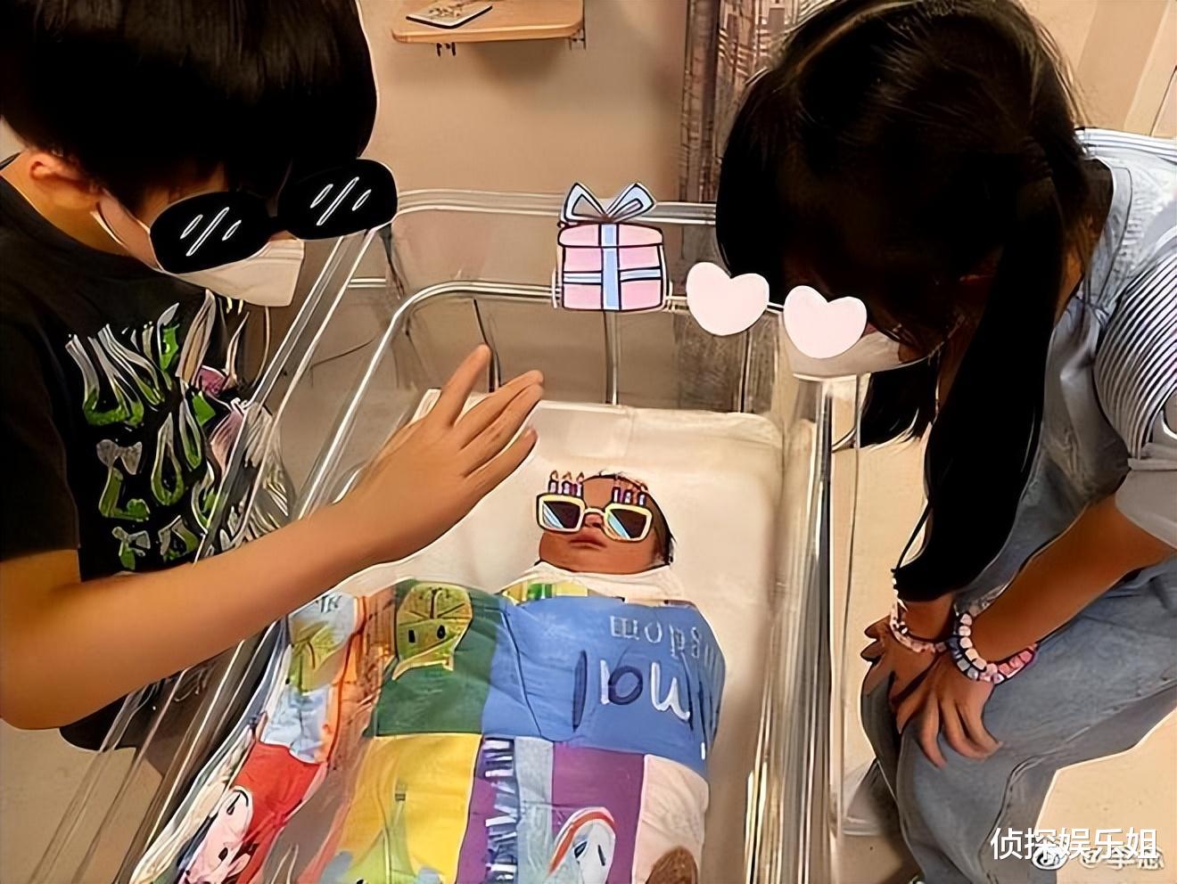 “阔太”李念带三胎儿子出游,辣妈年轻漂亮,萌宝白白胖胖超可爱