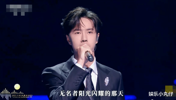 王一博大湾区晚会引争议,话筒未到歌声依旧,唱完就走被骂耍大牌