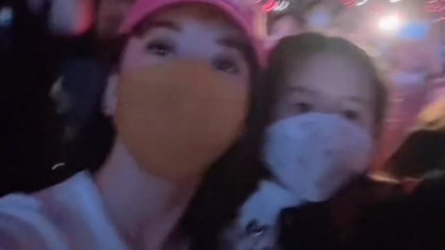 方媛|方媛带娃看演唱会，甜喊女儿小闺蜜，母女俩台下贴脸合照热情欢呼