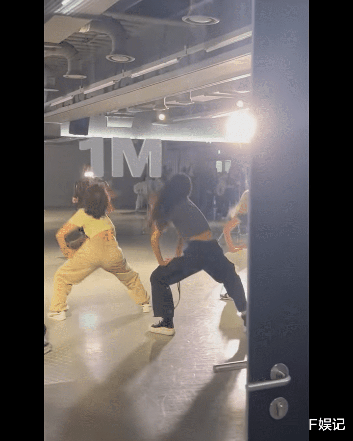 郭可盈林文龙为了让女儿学跳舞一起去外国 与女儿拿6位数名包逛街