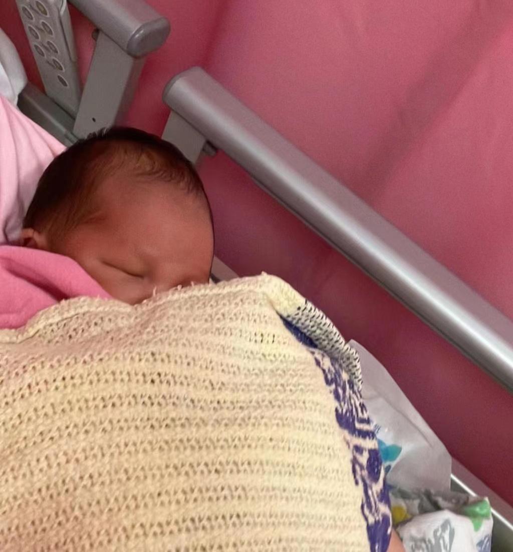 张致恒喜提四胎女儿,一边喊穷一边生,曾放下身段路边发传单谋生