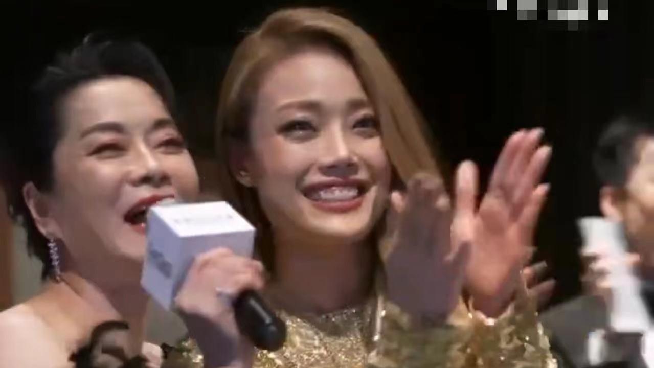 毛阿敏|时尚晚宴内场亮点多！毛阿敏穿深V拉众星唱歌，李宇春社恐被锁喉