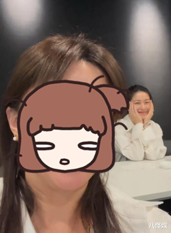 朱珠|朱珠北京上课被拍,素颜独坐在最后一排,配合同学拍照超亲和