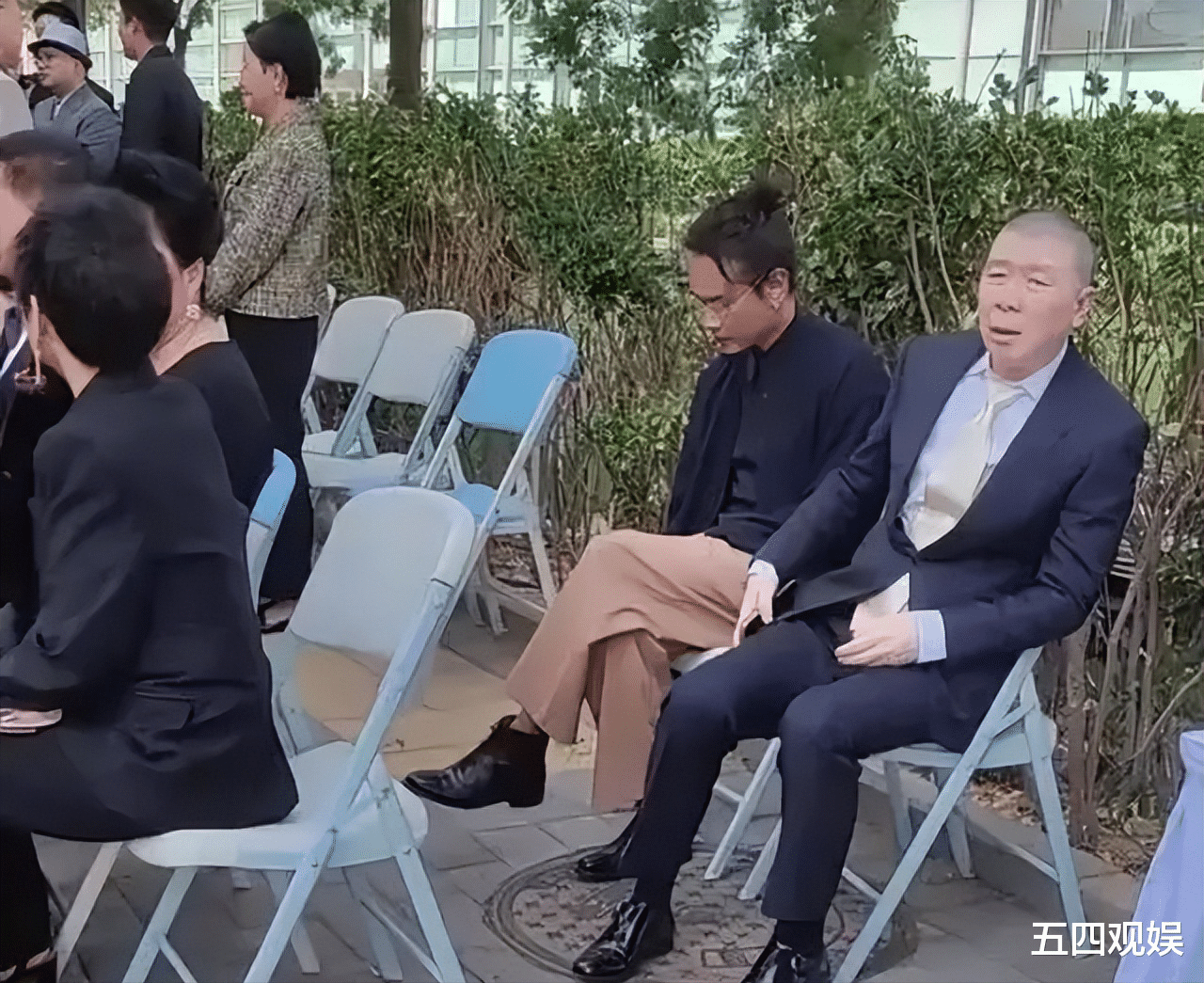 葛优“入世”,把综艺首秀献给《毛雪汪》;刀郎“出世”,宣布停更音乐短视频