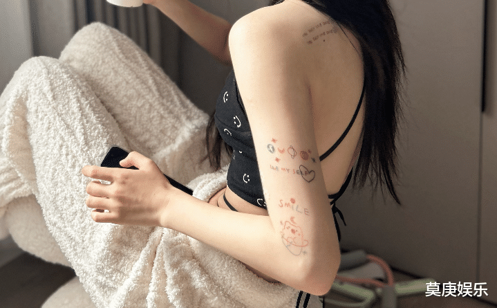 赵露思晒闺房私密照，露背吊带性感满分，手臂背上连续文身太扎眼