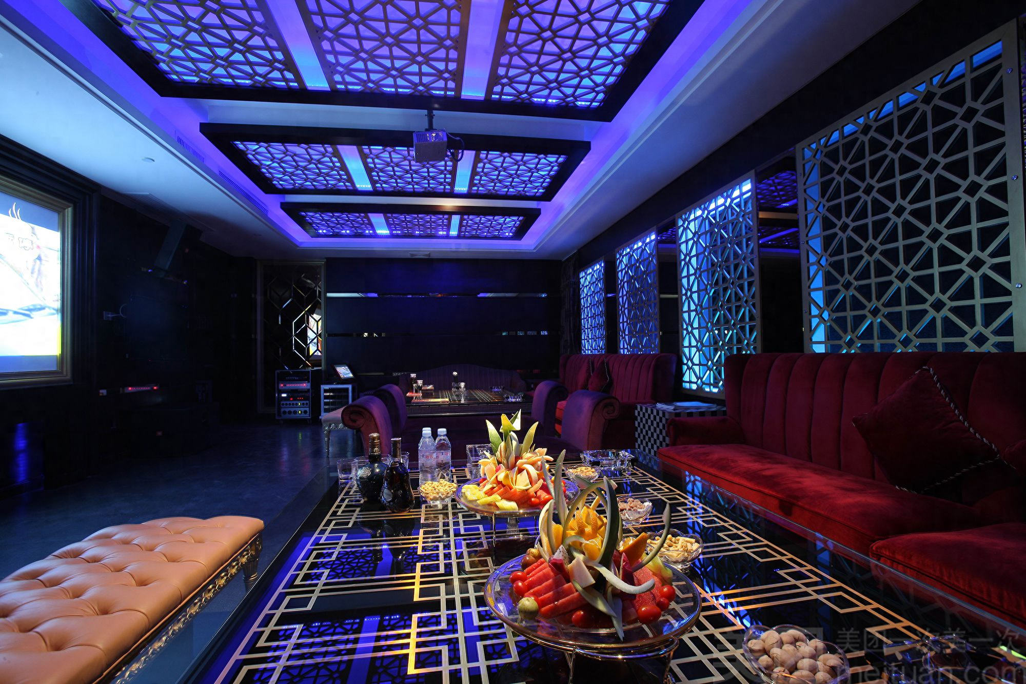 她是许家印花多少钱都留不住的女人，在许家印最辉煌时她选择离开