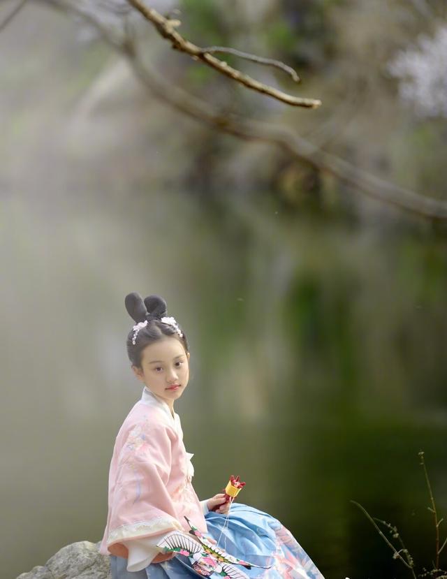 贾云馨 甜馨穿汉服美出新高度,仿佛和爸爸共用一张脸,真养眼!