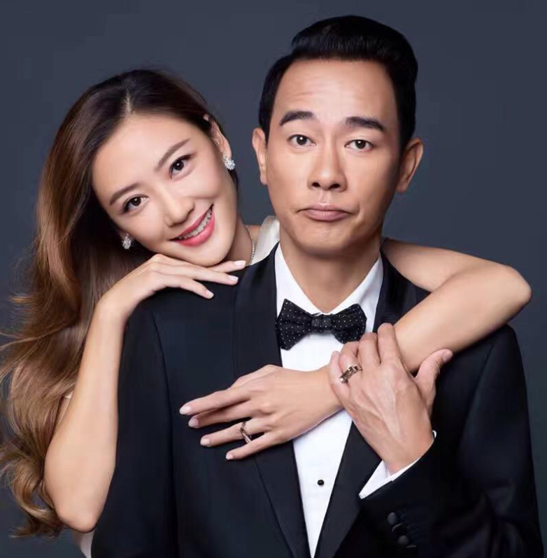 陈小春小16岁娇妻定居国外!住豪华别墅内置游泳池,笑容满面幸福