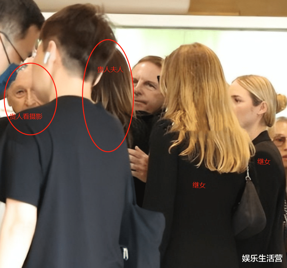 李玟老公追悼会演戏,熟人拥抱眼神亮了,座席暴露和二姐真实关系