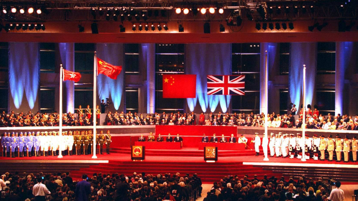 1997年香港回归,英国故意拖延12秒,我军霸气喊话:祝你们一路平安