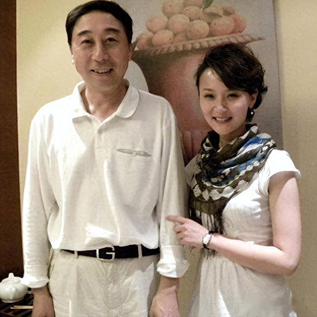骗了我们40年！原来她是冯巩的妻子，难怪大红大紫