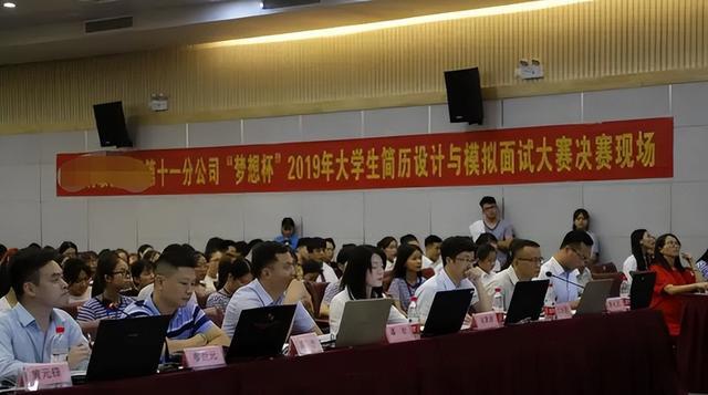 本科生平均月收入曝光,被疑数据真实性,网友:这钱到底是谁在挣