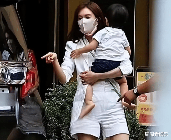 49岁林志玲现身老公演唱会!笑容满面身材惹火,力破家暴传闻