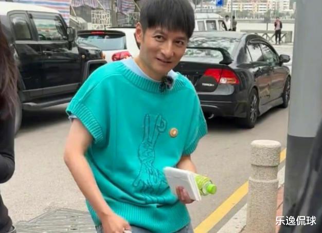 李维嘉|消失一年,李维嘉称在享受生活,复出先带货,鼻子怪异表现拘谨