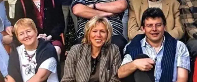 46岁马克龙光着膀子，一脸宠溺握着70岁布丽吉特的脚脖子，好甜蜜