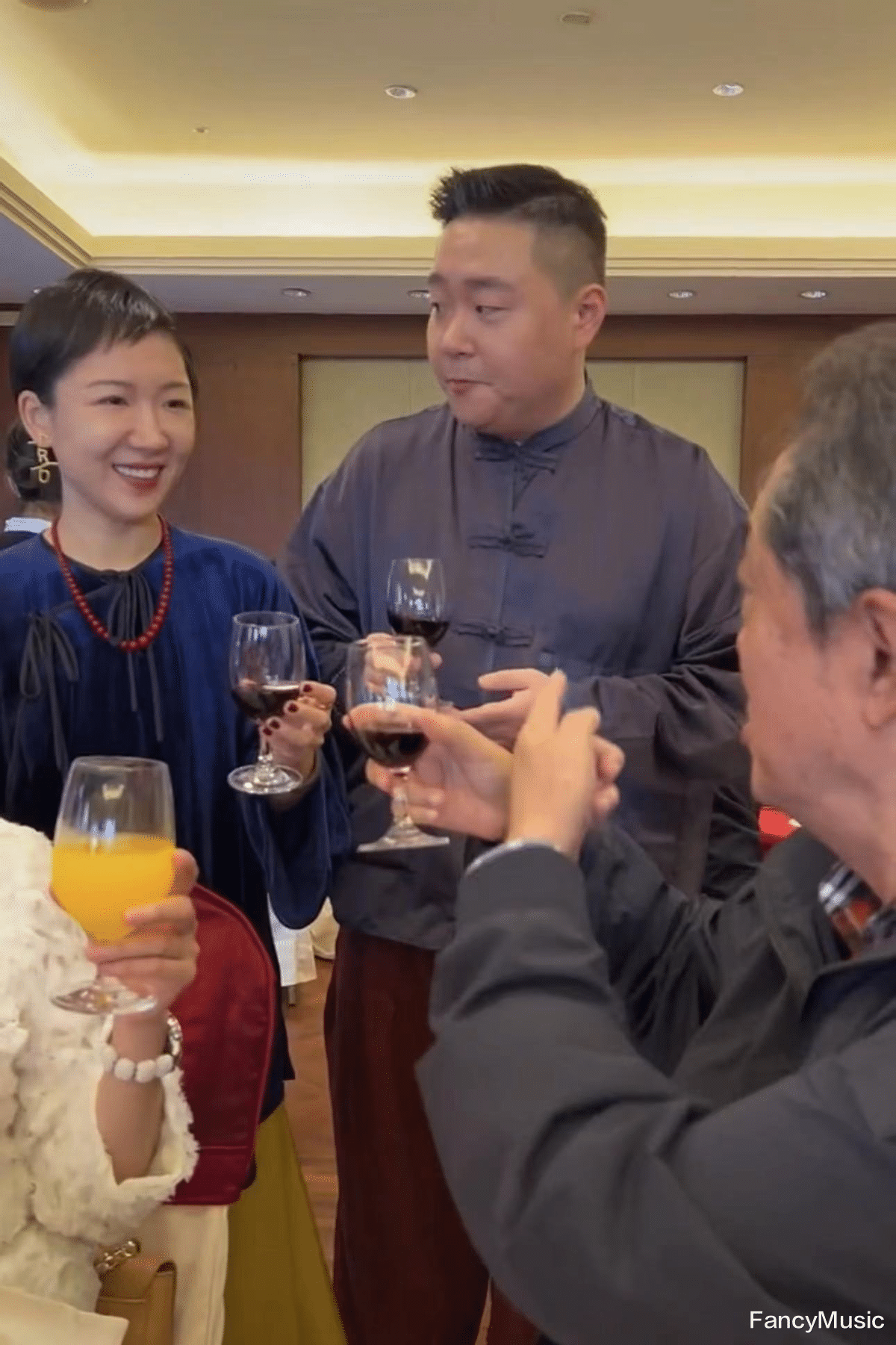 |郝邵文结婚现场画面曝光，伴郎团人气十足，妻子穿白裙美成仙女