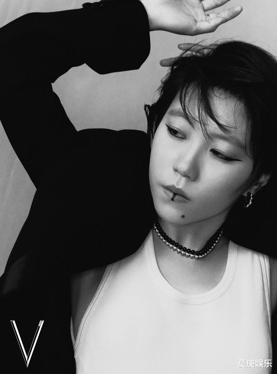 王菲女儿太有个性，嘴唇上“纹”黑线太另类，之前下巴纹身就显眼