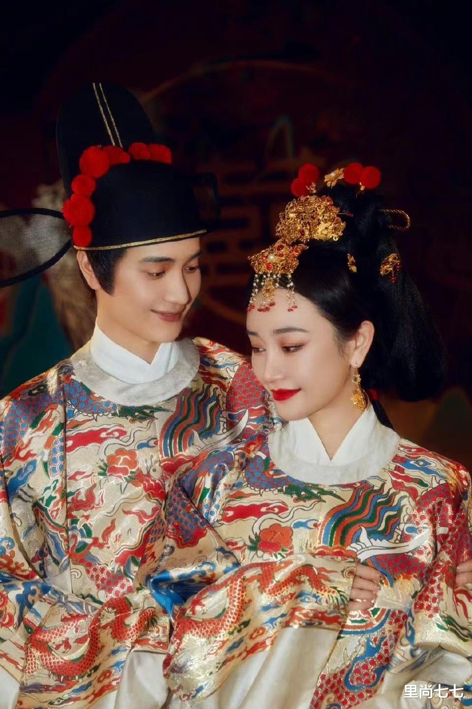 张继科|张檬带韩国老公回郑州，穿龙凤婚服惊艳似璧人，美得像拍戏现场