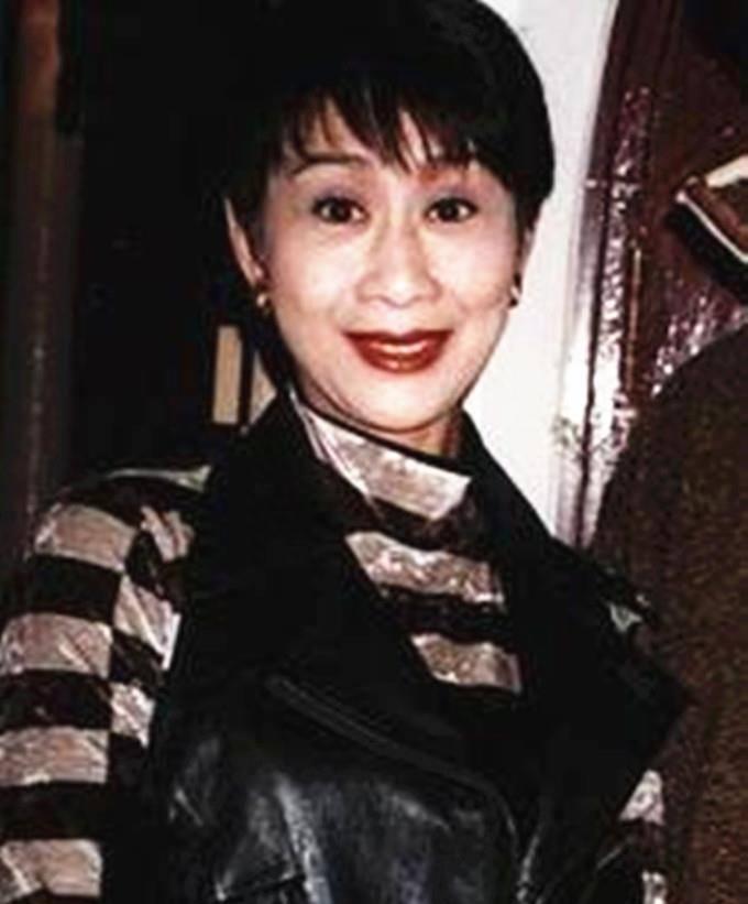 她是香港老牌女星，选美出身，自曝身家9位数，儿女都是学霸医生！