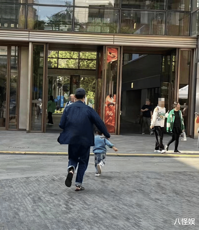 明道曝儿女长相，儿子像妈女儿像爸，幸福称父女俩连后脑勺都一样