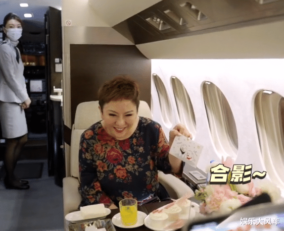 向太|向华强晒生活Vlong,向太168元长裙被赞接地气,孙子脸曝光像向佐