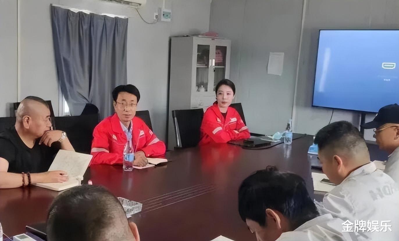 |胡继勇和女员工出差被拍!女方虽然白皙高挑,但素颜照相当一般