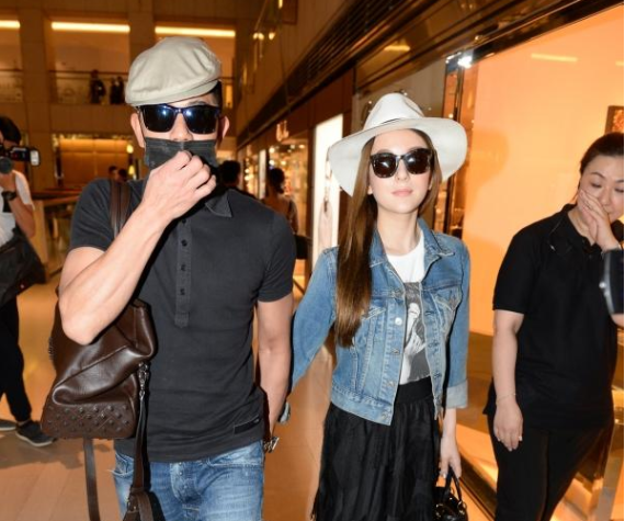 郭富城逛英国名店，57岁帅气不显老，给方媛和女儿买多件奢侈品