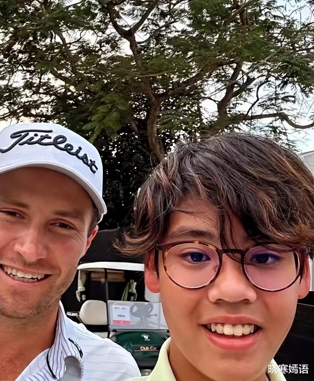 许建彤火了！李嘉欣12岁儿子自拍，肤黑龅牙大肚腩，被粉丝喊老公