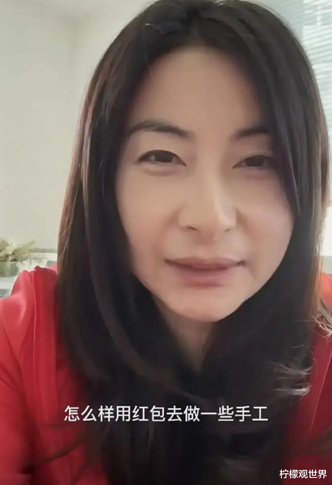 郭晶晶|太节俭！郭晶晶带女儿做手工，废旧红包做灯笼，手上廉价头绳抢镜