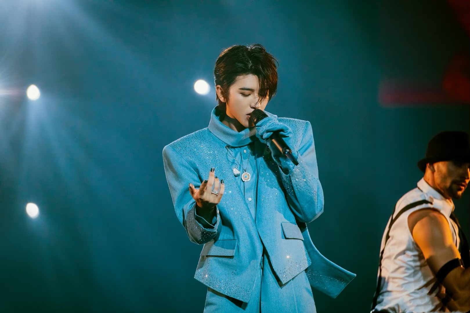 除了c姓女子,还有圈内人爆料蔡徐坤和其他女生保持暧昧关系,称他的