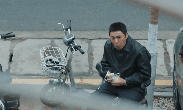 吃得越狠演技越稳！《三大队》王二勇吃肉扯下了多少演员的遮羞布