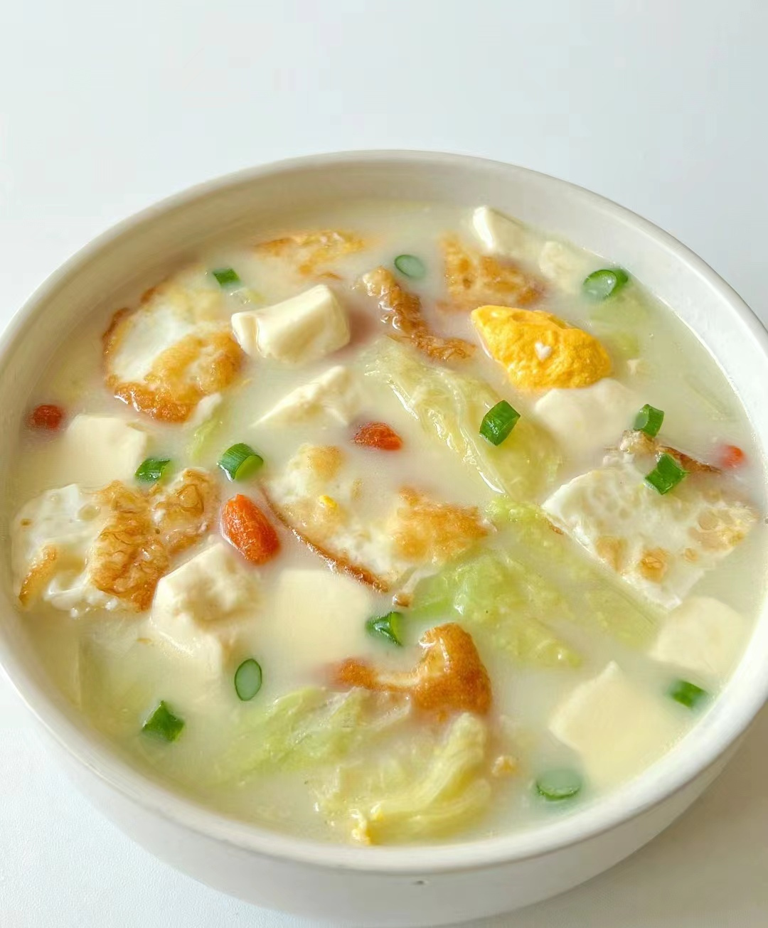 |做法简单巨好吃的白菜豆腐煎蛋汤，清香诱人，汤汁奶白，营养味美