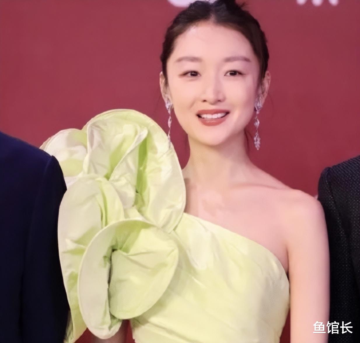 金鸡一晚,坐在“大佬”堆里的周冬雨,让所有人见识了她的江湖地位