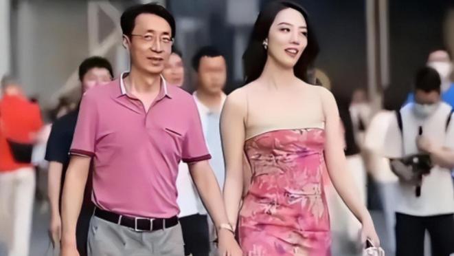 曝董小姐已回公司办手续，未婚夫露面力挺，坚决不分手，一起创业