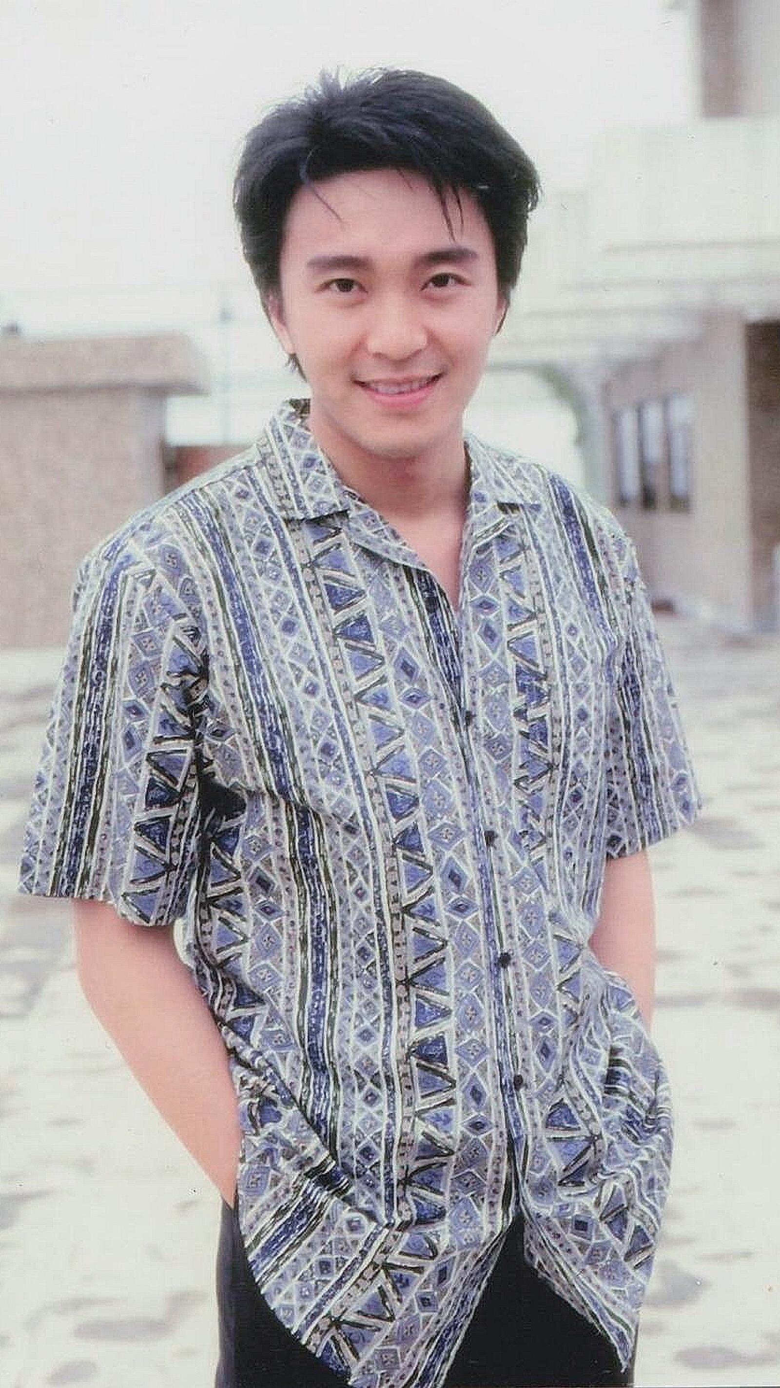 周星驰|61岁周星驰频繁现身!与林俊杰互动疑有合作,一头白发略显沧桑