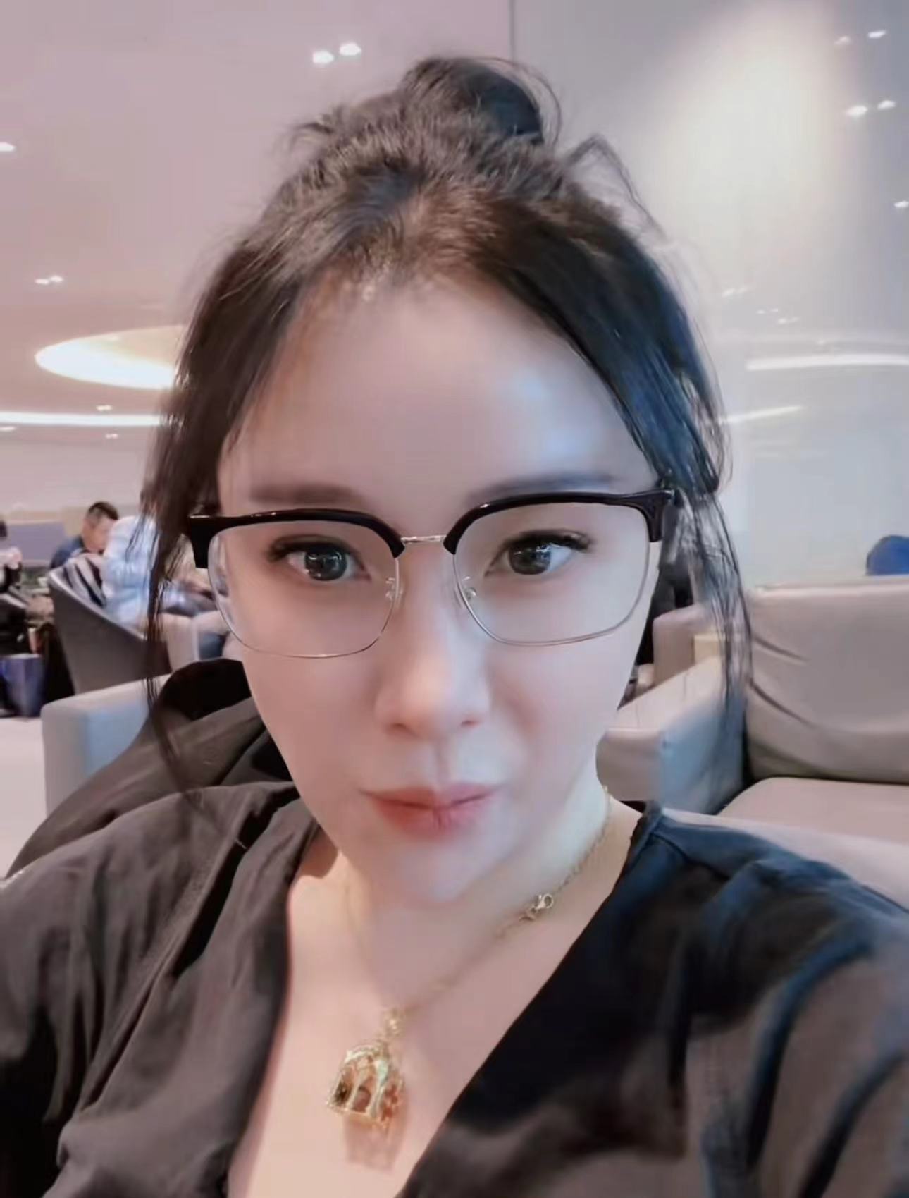 姚芊羽|姚芊羽现身夏威夷！住豪华酒店狂购奢侈品，白皙丰腴43岁仍未婚