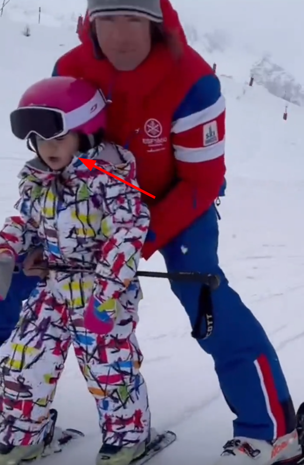郭碧婷向佐法国滑雪,俩娃罕露正脸,女儿穿汉服,弟弟长得像妈妈
