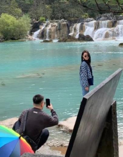 36岁张馨予和老公一同出游,老公发福认不出,给老婆拍照又拎包