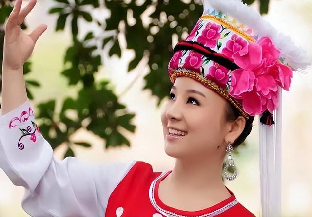 “盲人歌手”刘赛:成名时拒绝抛弃农村丈夫,如今丈夫成她的骄傲