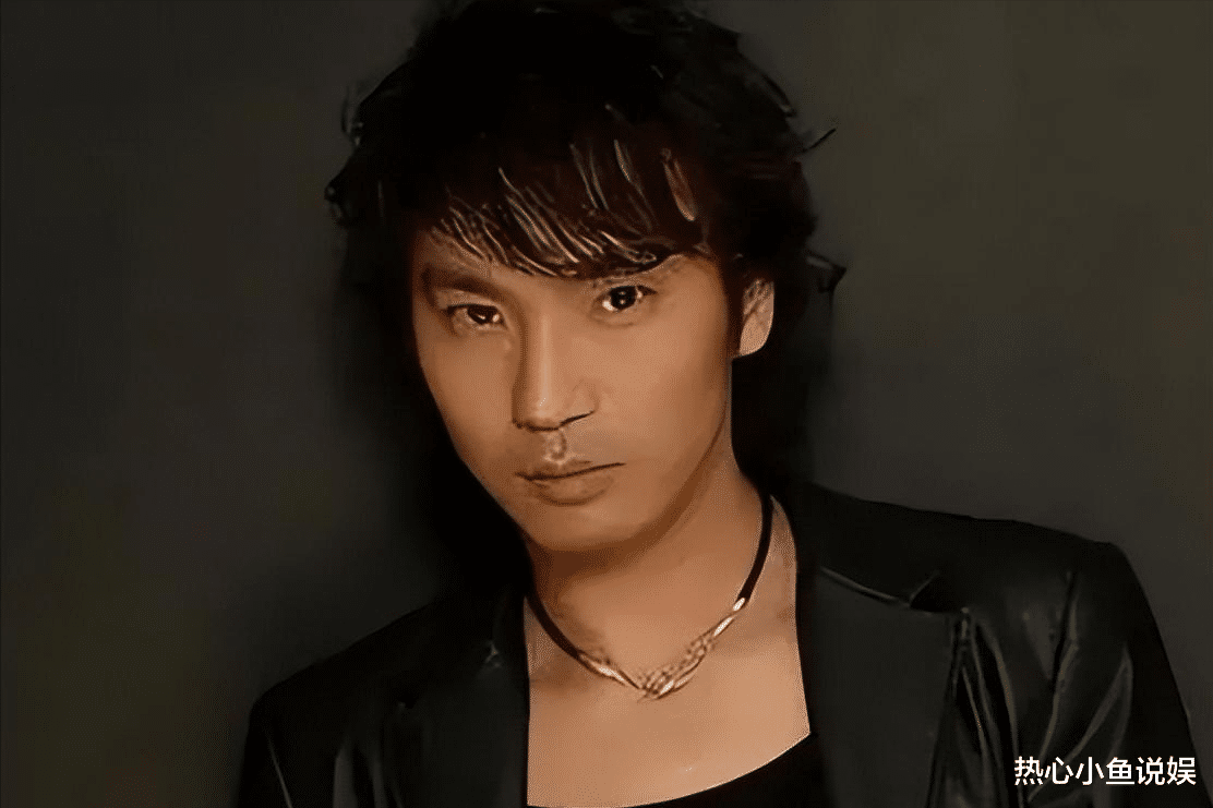 |央视春晚一曲成名，被砍下巴脱落缝130针变阶下囚，今卖马桶为生