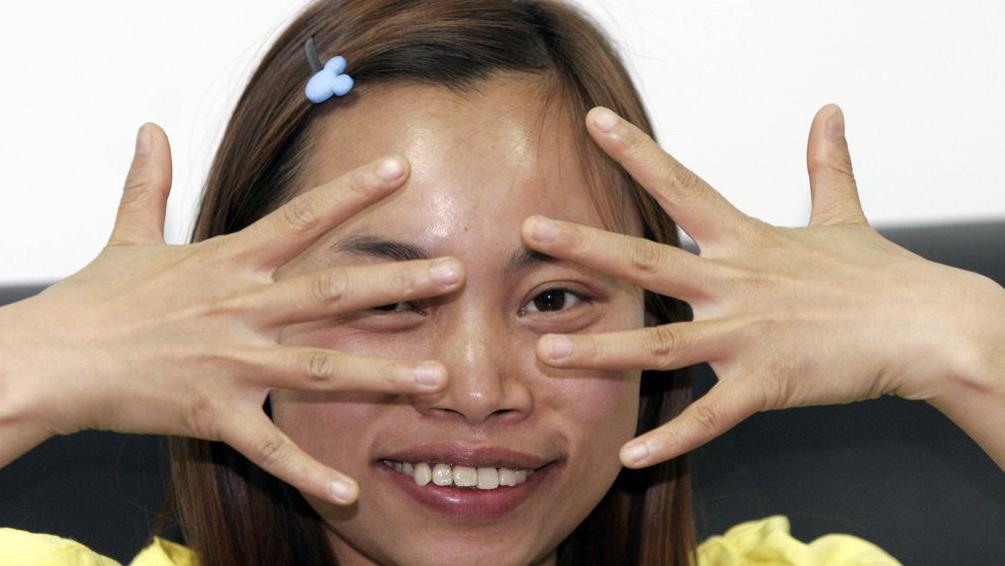 凤姐美国工作照曝光：坚守底线的初代网红，美甲店中的励志故事